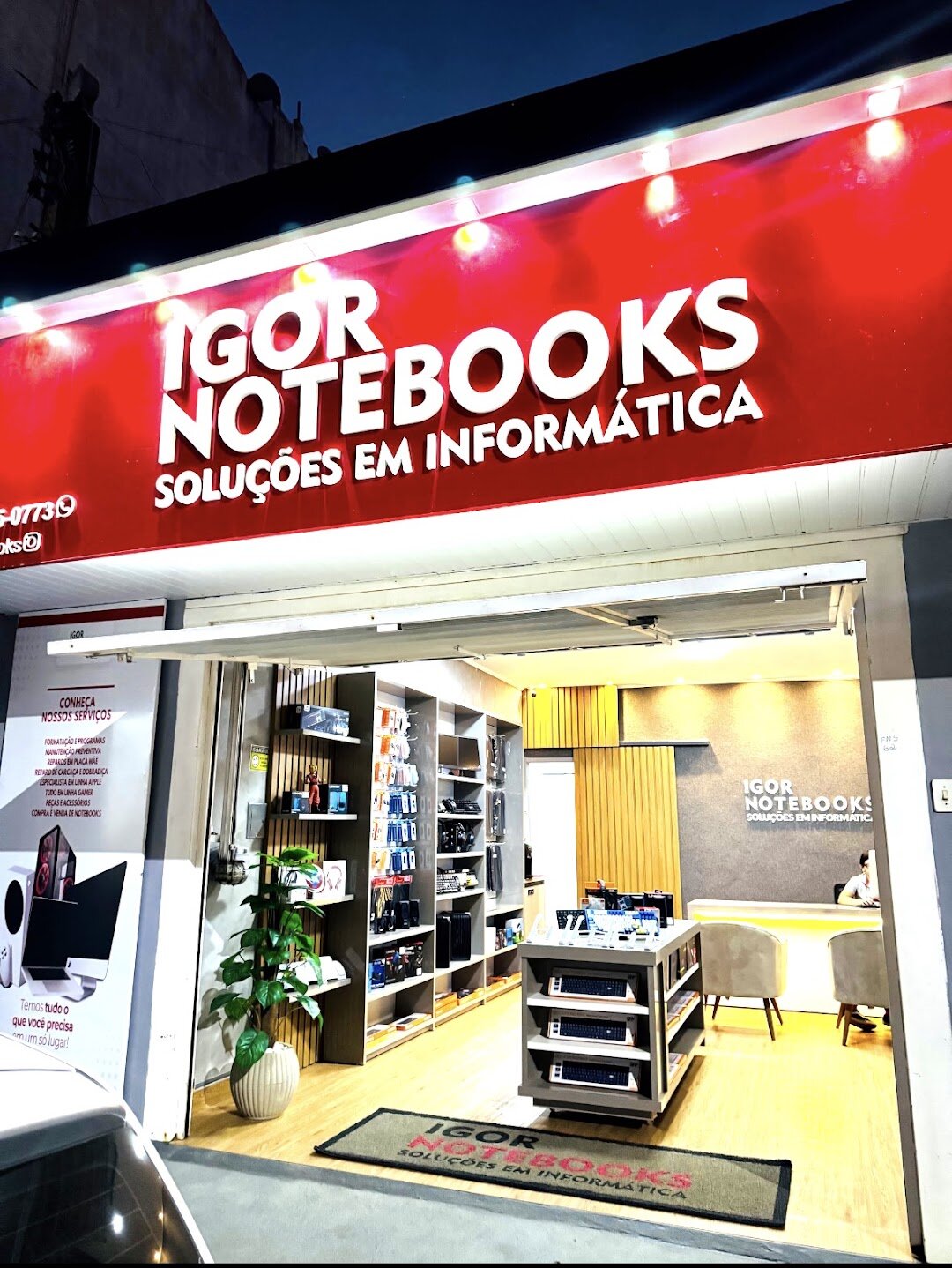 Fachada da Igor Notebooks à noite