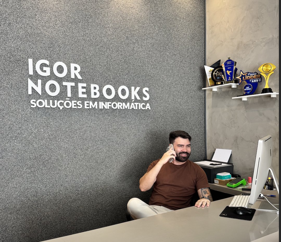Balcão de atendimento da Igor Notebooks, com troféus na parede